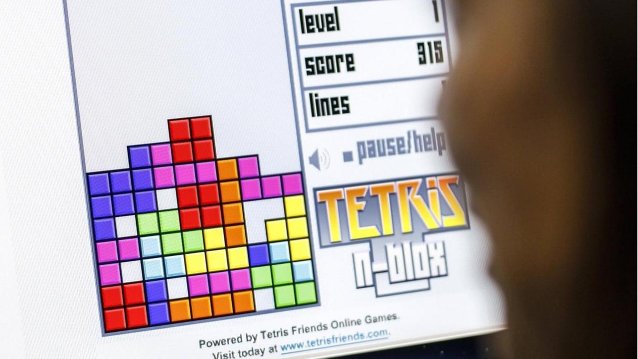 Bild auf einen Computer-Monitor, auf dem Tetris gespielt wird.
