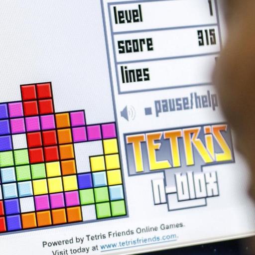 Bild auf einen Computer-Monitor, auf dem Tetris gespielt wird.