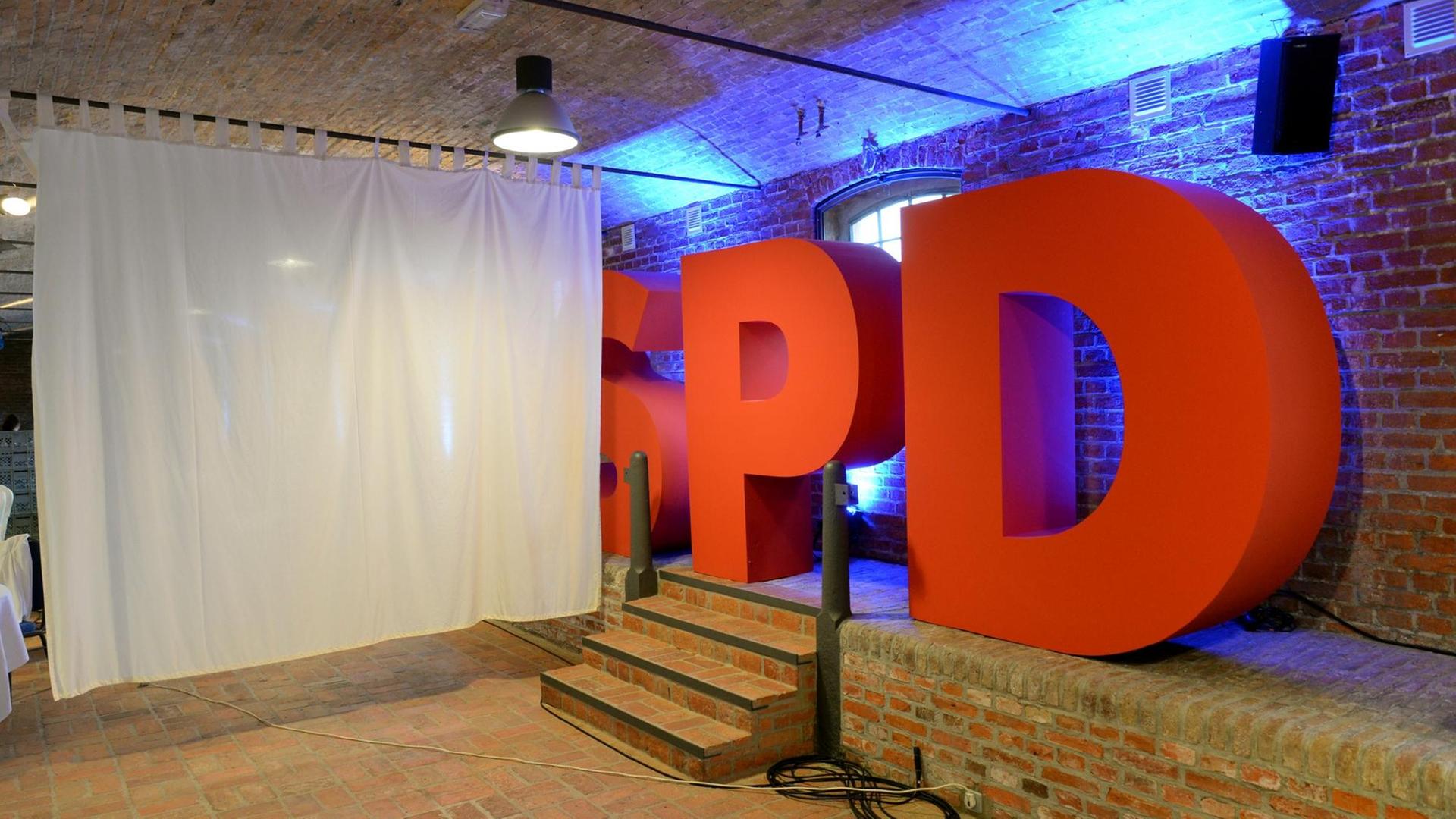 Das Parteilogo der SPD steht am 17.01.2016, teilweise hinter einer Gardine verdeckt, im Speiseraum eines Landgutes bei Nauen (Brandenburg). Auf dem Landgut findet eine zweitägige Klausur des SPD-Bundesvorstandes statt.