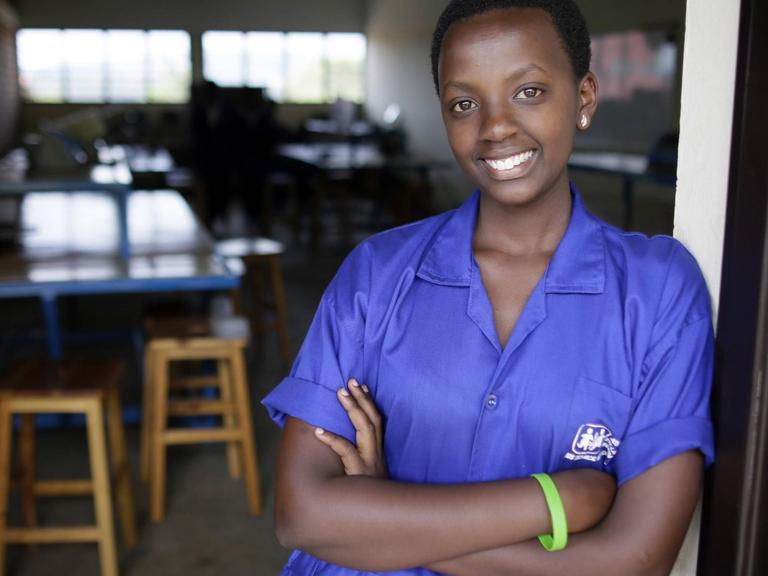 Eine Auszubildende der SOS Berufsschule in Kigali, Ruanda, blickt lächelnd in die Kamera.