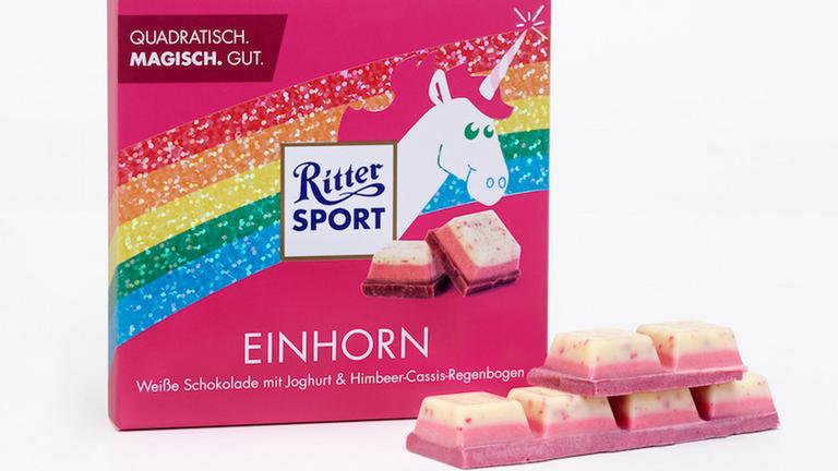 Verpackung und Riegel der Einhorn-Schokolade von Ritter Sport