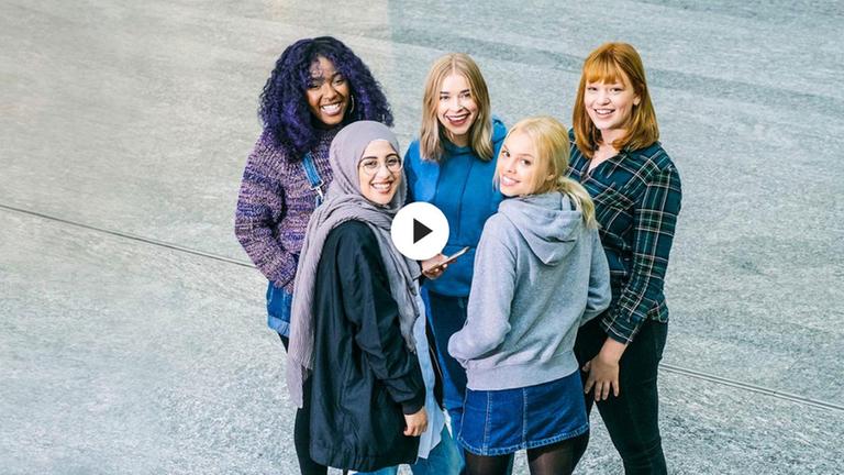Die fünf Mädchen der Serie "Druck". Sie wird auf Youtube und in ZDFneo gezeigt. Federführend ist der ARD-ZDF-Jugendkanal Funk.
