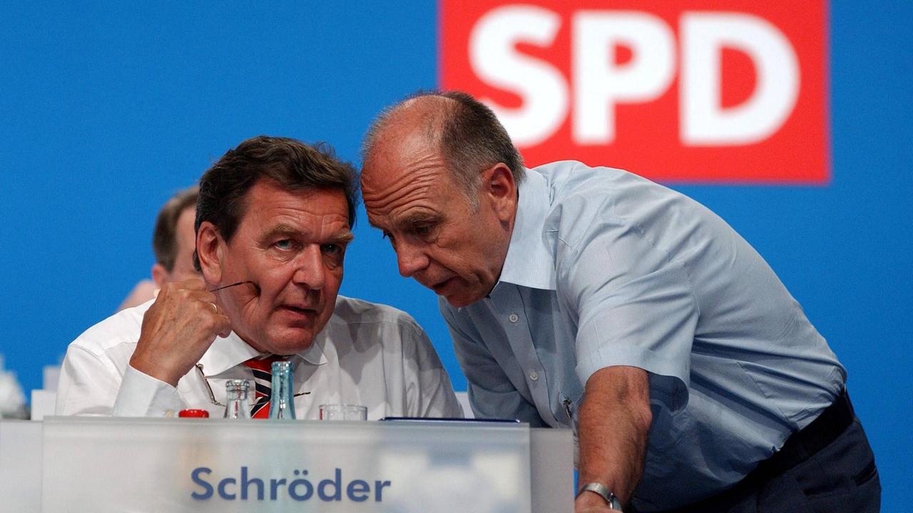 Bundeskanzler Gerhard Schröder (li.) im Gespräch mit Walter Riester anlässlich des außerordentlichen SPD-Bundesparteitages