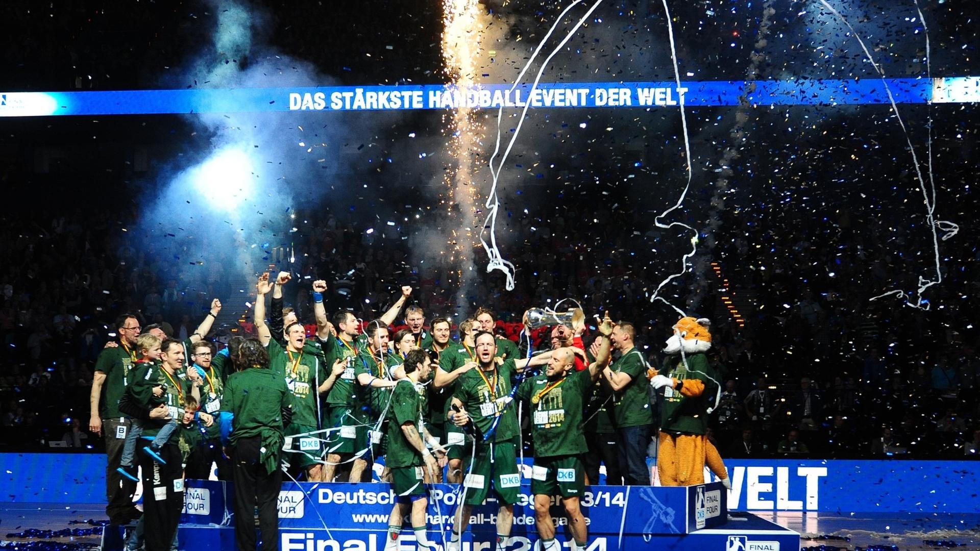 Handball Bundesliga DHB Pokal Finale SG Flensburg-Handewitt - Füchse Berlin am 13.04.2014 in der O2 World in Hamburg DHB-Pokal Sieger 2013 / 2014 - Füchse Berlin Foto: Revierfoto Handball Bundesliga DHB Pokal Finale SG Flensburg-Handewitt - Füchse Berlin am 13.04.2014 in der O2 World in Hamburg DHB-Pokal Sieger 2013 / 2014 - Füchse Berlin Foto: Revierfoto