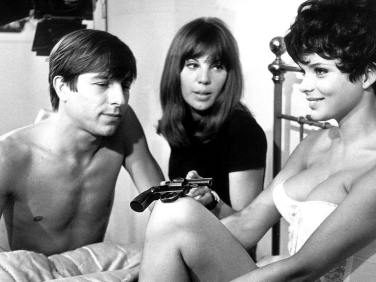 Hauptdarsteller Werner Enke mit seiner Kollegin Uschi Glas (r.) und Regisseurin May Spils bei Dreharbeiten zu einer Bettszene für den Film "Zur Sache Schätzchen" im August 1967. Der Film erzählt die Geschichte eines Schwabinger Studententages mit Zwischenfällen.