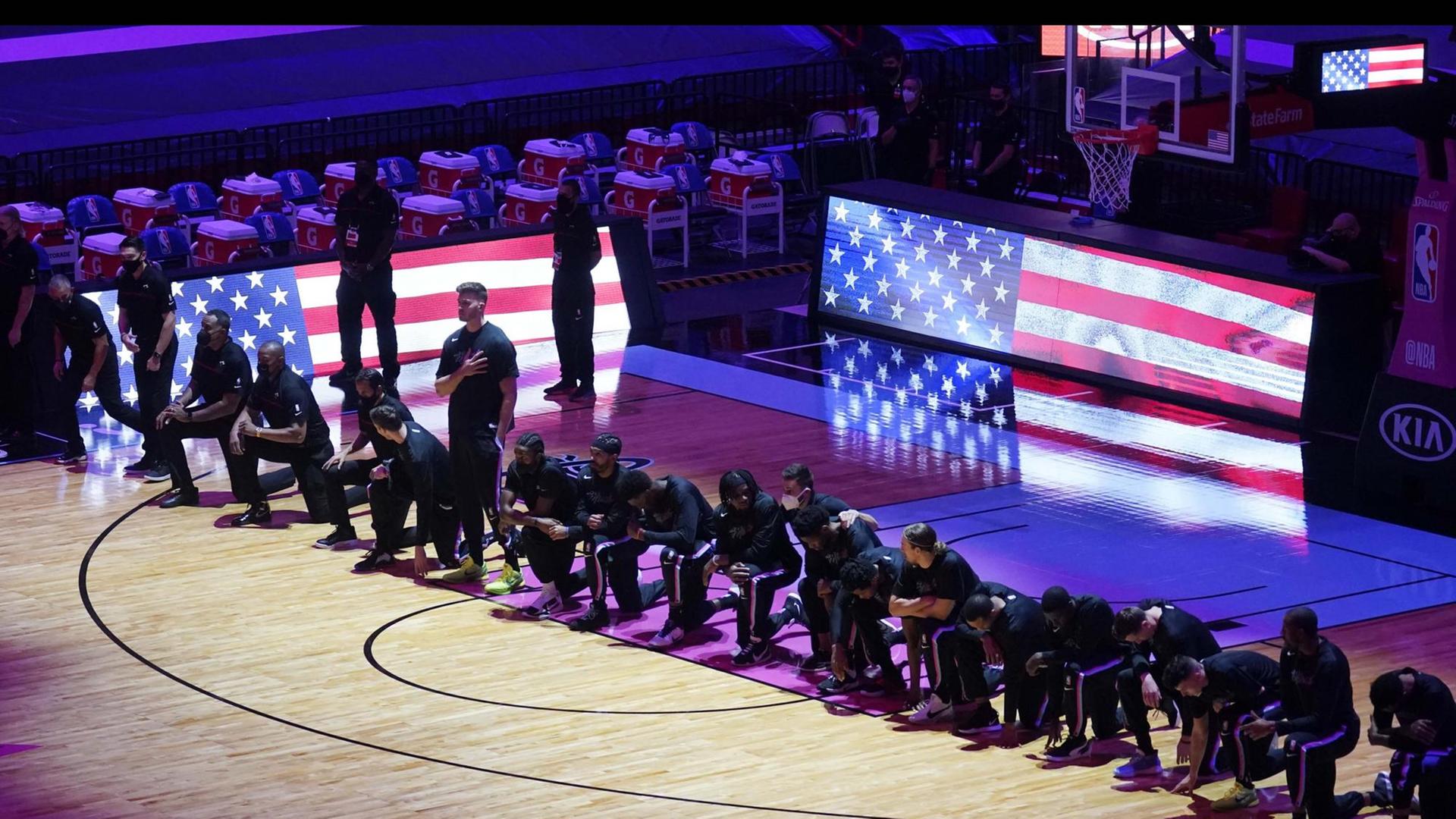 Die Mannschaft von der Basket-Ball-Mannschaft Boston Celtics kniet während der National-Hymne.