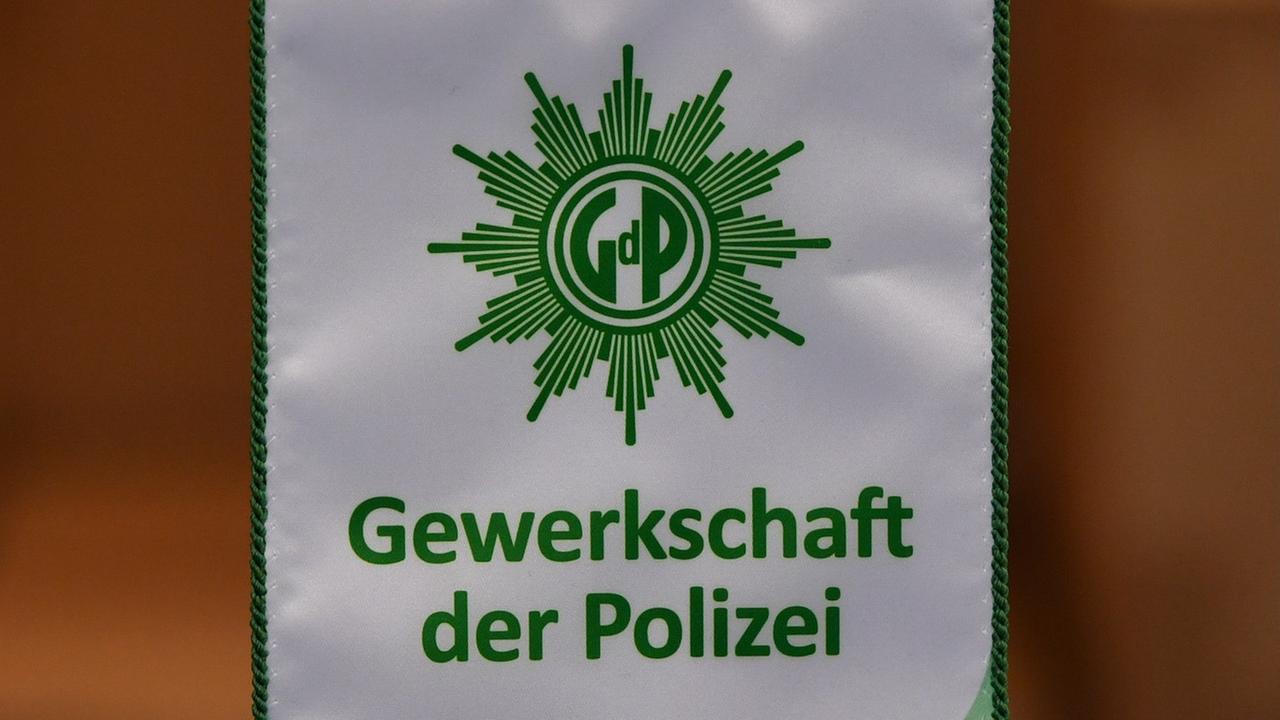Das Logo der Gewerkschaft der Polizei auf einem Wimpel Das Logo der Gewerkschaft der Polizei auf einem Wimpel