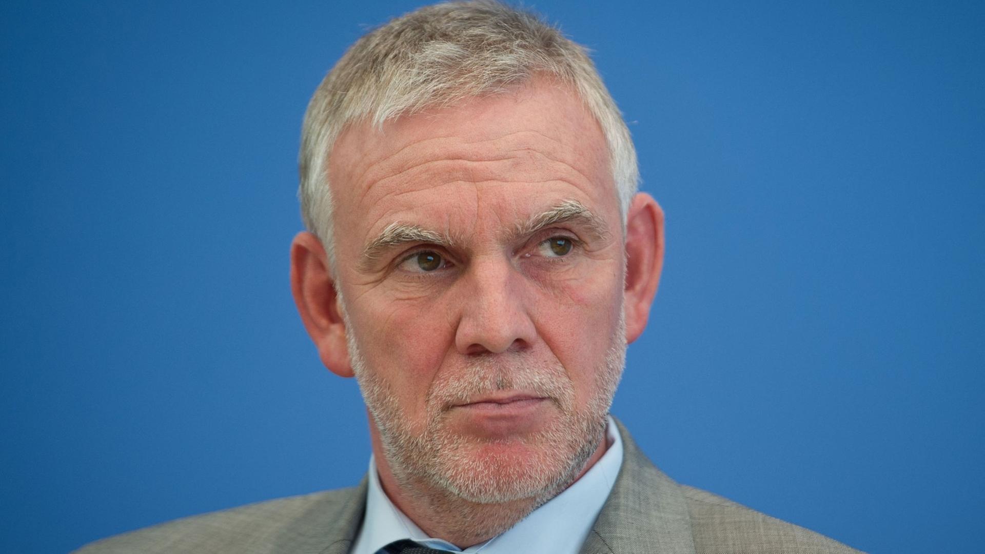 Der Präsident des Umweltbundesamtes, Jochen Flasbarth sitzt am 27.09.2013 bei der Vorstellung des 5. Weltklimaberichtes des Weltklimarates (IPCC) in der Bundespressekonferenz in Berlin.