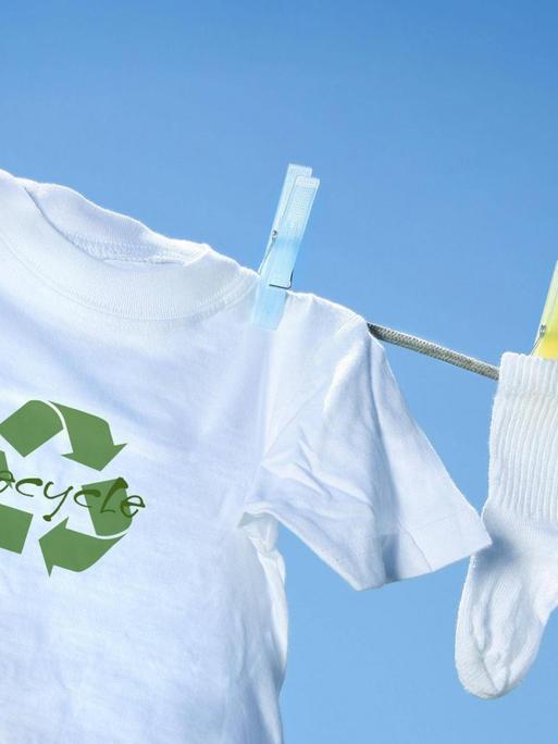 T-Shirt mit einem Recycling-Logo