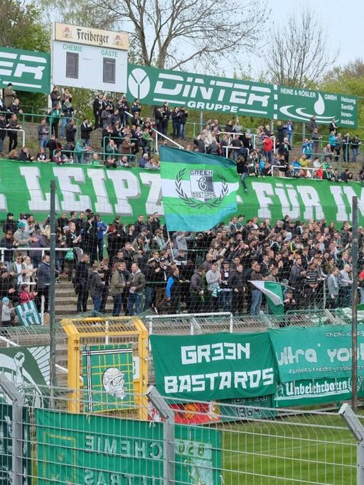 Fans von Chemie Leipzig bei einem Spiel gegen Bernburg.
