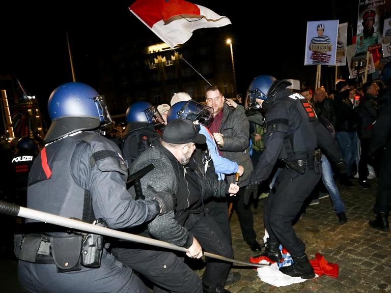 Polizisten nehmen aggressive Teilnehmende der "Querdenken" Demonstration in Leipzig in gewahrsam, 7. November 2020.