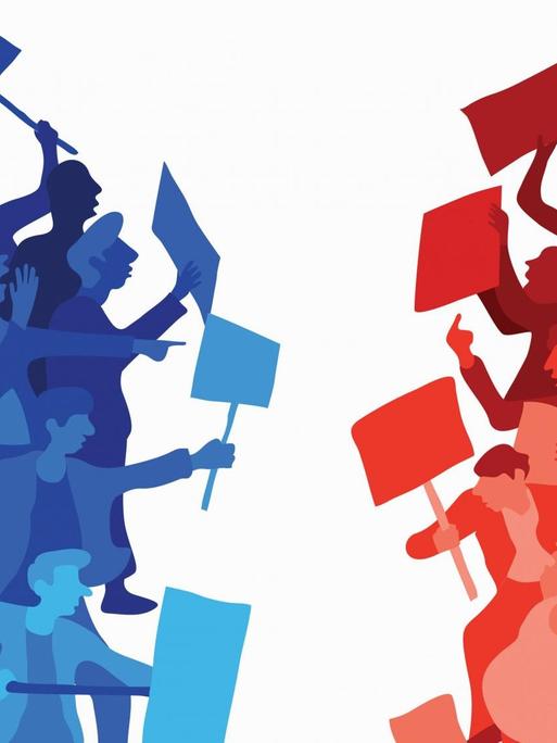 Während einer Demonstration streiten zwei einander gegenüberstehende Parteien mit Plakaten und Megafonen.