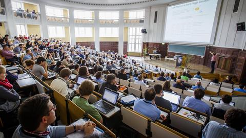 Ein mit Studierenden gefüllter Hörsaal der Universität Hamburg.