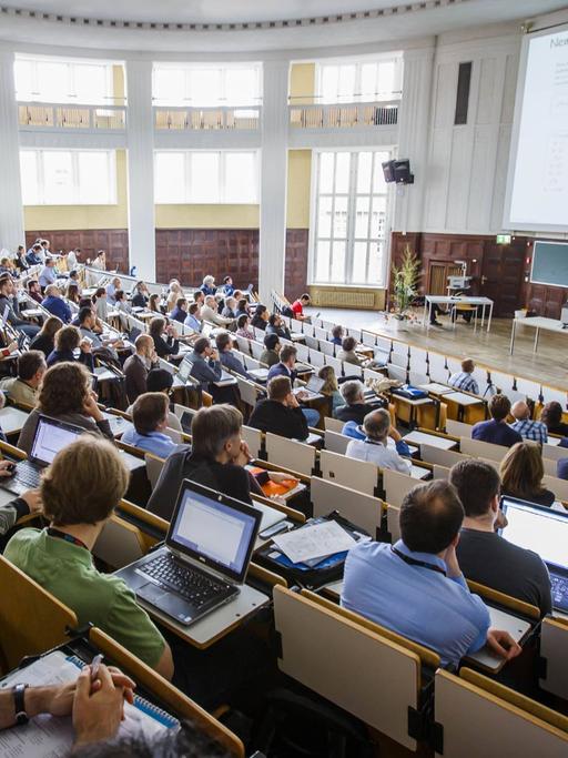 Ein mit Studierenden gefüllter Hörsaal der Universität Hamburg.