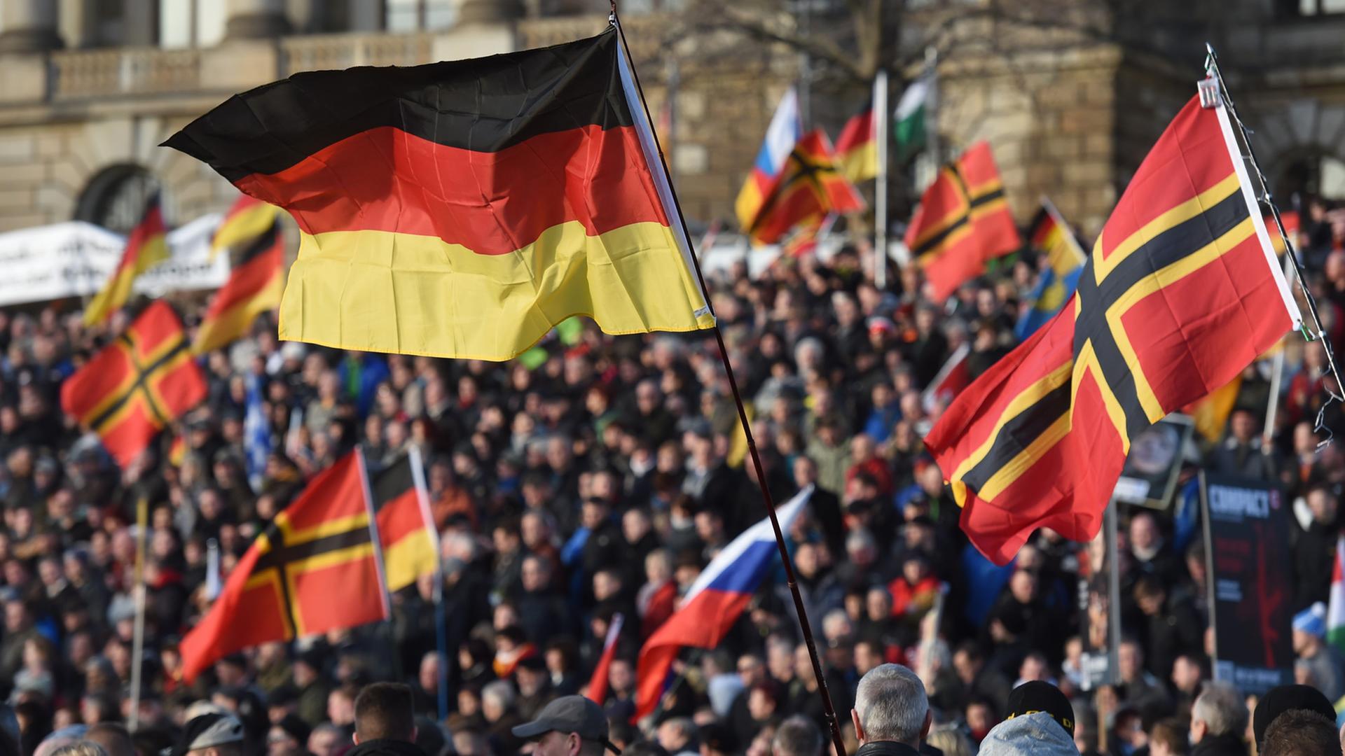 Teilnehmer einer Kundgebung der fremden- und islamfeindlichen "Patriotischen Europäer gegen die Islamisierung des Abendlandes" (Pegida) in Dresden