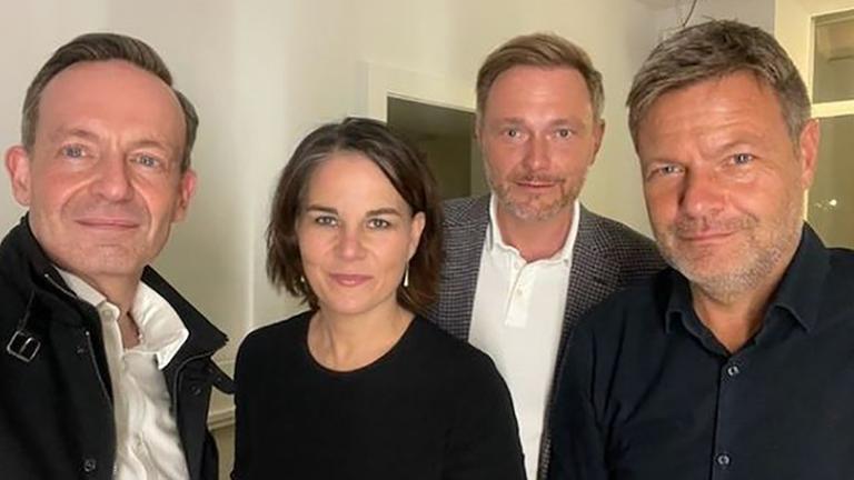 Volker Wissing (l-r), FDP-Generalsekretär, Annalena Baerbock, Bundesvorsitzende von Bündnis 90/Die Grünen, Christian Lindner, FDP-Vorsitzender und Robert Habeck, Co-Bundesvorsitzender von Bündnis 90/Die Grünen sind auf einem Selfie zu sehen, das FDP-Generalsekretär Wissing am 28.09.2021 auf seinem Instagram-Account veröffentlicht hat. Die Spitzen von Grünen und FDP haben überraschend schon am Dienstag erste Vorgespräche über eine gemeinsame Regierungsbeteiligung geführt. - Wiederholung im anderen Bildformat Volker Wissing (l-r), FDP-Generalsekretär, Annalena Baerbock, Bundesvorsitzende von Bündnis 90/Die Grünen, Christian Lindner, FDP-Vorsitzender und Robert Habeck, Co-Bundesvorsitzender von Bündnis 90/Die Grünen sind auf einem Selfie zu sehen, das FDP-Generalsekretär Wissing am 28.09.2021 auf seinem Instagram-Account veröffentlicht hat. Die Spitzen von Grünen und FDP haben überraschend schon am Dienstag erste Vorgespräche über eine gemeinsame Regierungsbeteiligung geführt. - Wiederholung im anderen Bildformat