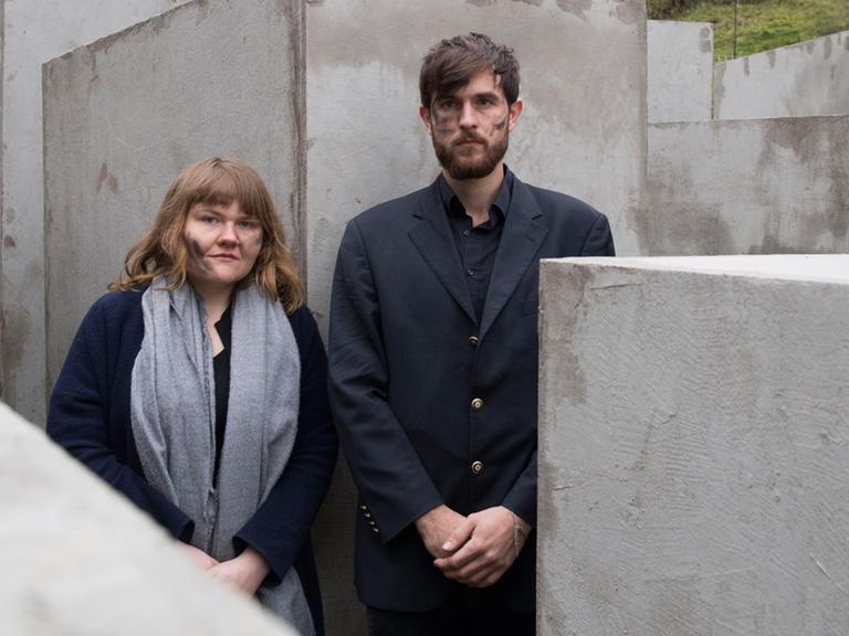 Morius Enden und Jenni Moli, Mitglieder des Künstlerkollektivs Zentrum für Politische Schönheit, stehen am 22.11.2017 in Bornhagen im Eichsfeld (Thüringen) in einem verkleinerten Nachbau des Berliner Holocaust-Mahnmals in Sichtweite des Grundstücks von AfD-Politiker Höcke.