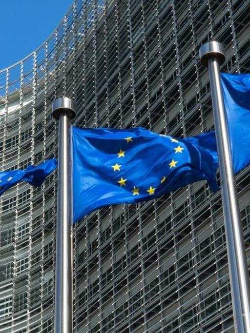 Europaflaggen vor der Europäischen Kommission in Brüssel.
