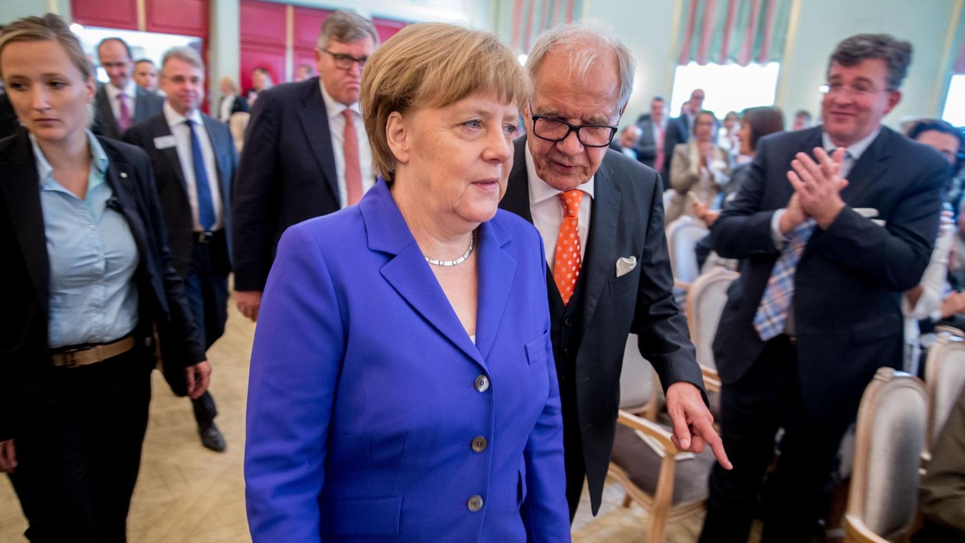 Brun-Hagen Hennerkes, Vorsitzender des Vorstands der Stiftung Familienunternehmen, begrüßt am 10.06.2016 in Berlin Bundeskanzlerin Angela Merkel (CDU) beim Tag des deutschen Familienunternehmens.