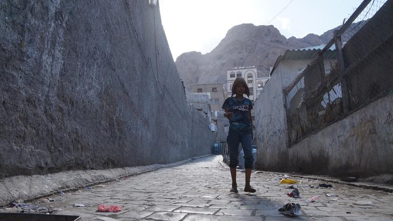 Ein Kind läuft in einer Straße von Aden/Jemen