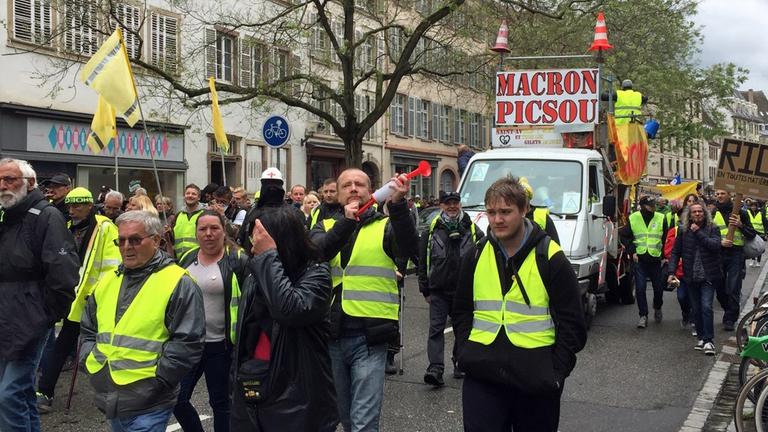 Anhänger der "Gelbwesten"-Bewegung demonstrieren in Straßburg