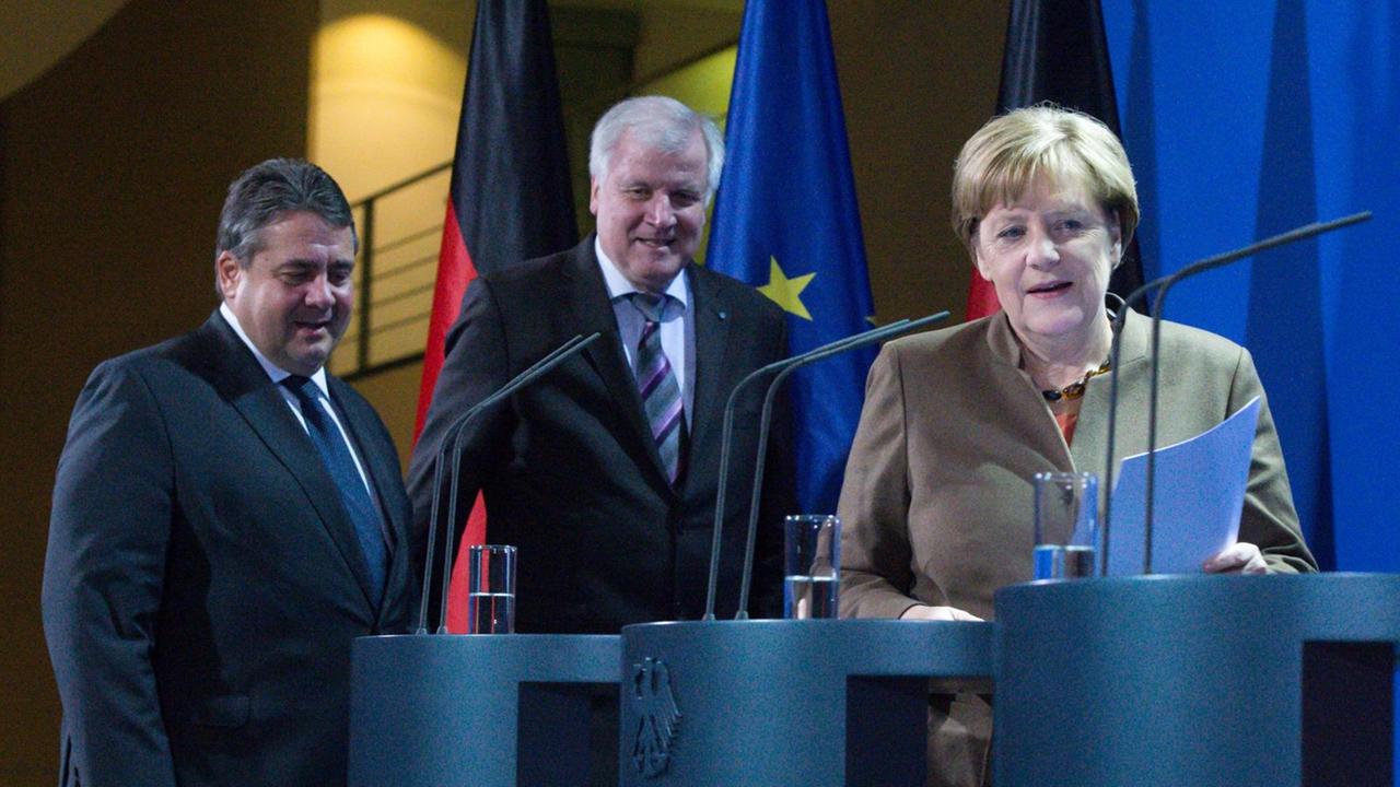Man sieht Sigmar Gabriel, Horst Seehofer und Angela Merkel, sie geben eine Pressekonferenz.