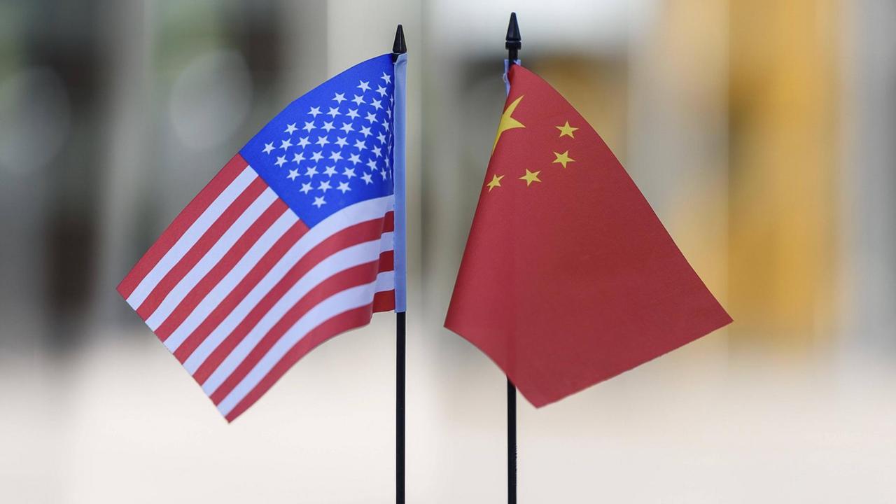 Eine chinesische und eine amerikanische Flagge Eine chinesische und eine amerikanische Flagge