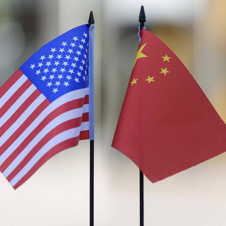 Eine chinesische und eine amerikanische Flagge