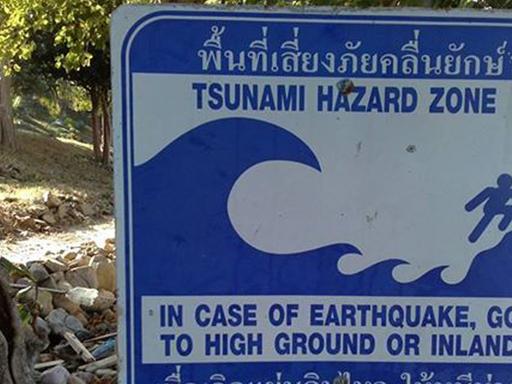 Ein thailändisches Tsunami Hinweisschild.