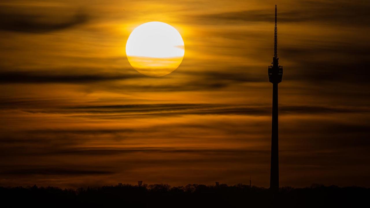 Sie Sonne geht am 08.11.2015 in Stuttgart hinter dem Fernsehturm unter.