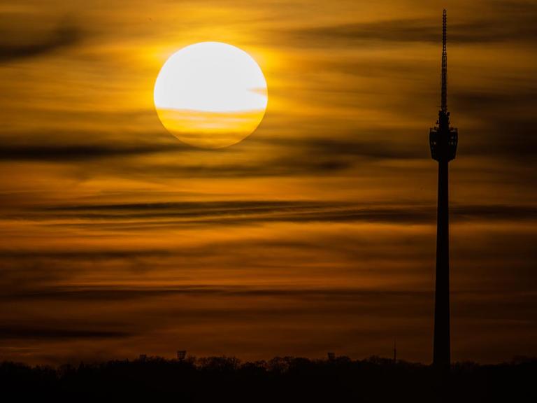 Sie Sonne geht am 08.11.2015 in Stuttgart hinter dem Fernsehturm unter.