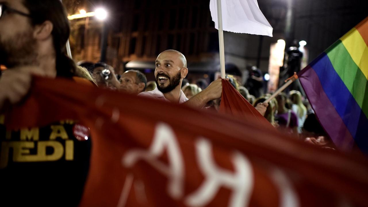 Syriza-Anhänger feiern am Abend in Athen den Sieg ihrer Partei bei den vorgezogenen Parlamentswahlen