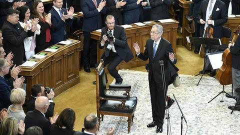 Der neue österreichische Präsident Alexander Van der Bellen im Parlament in Wien. Abgeordnete klatschen ihm stehend zu.