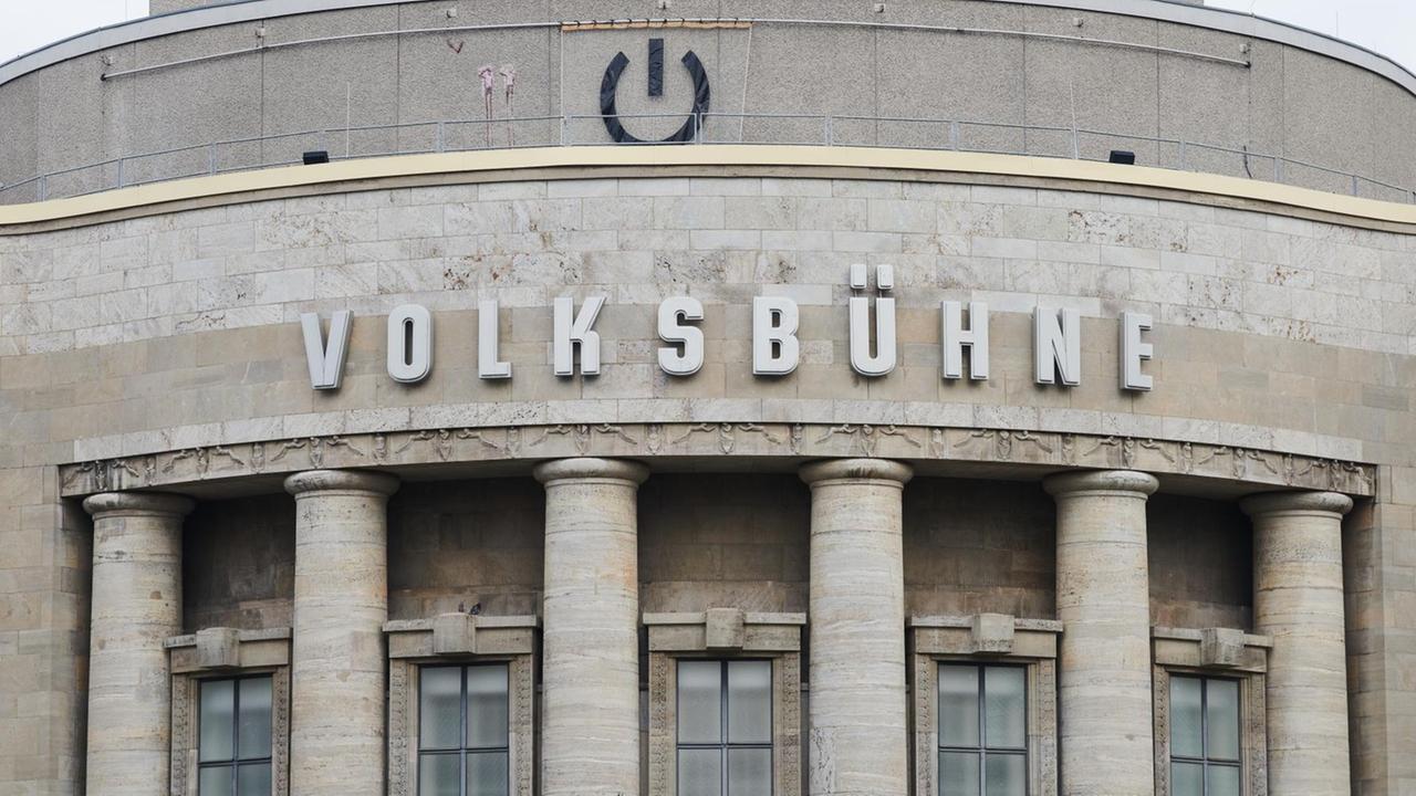 Das Zeichen eines Ein-/Ausschaltknopfes ist über der Berliner Volksbühne angebracht.