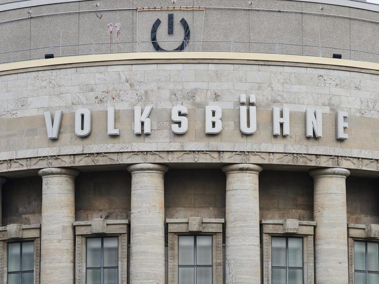 Das Zeichen eines Ein-/Ausschaltknopfes ist über der Berliner Volksbühne angebracht.