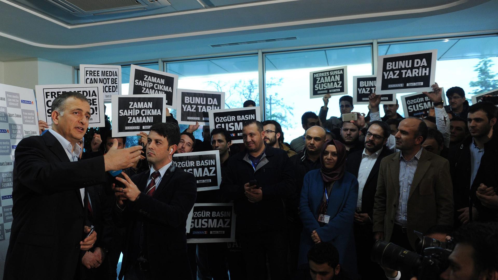 Der Chefredakteur der Zeitung Zaman, Ekrem Dumanli (l.), spricht zu Journalisten und Unterstützern, während einer Aktion der türkischen Polizei am 14.12.2015 gegen Medien, die der Gülen-Bewegung nahe stehen.