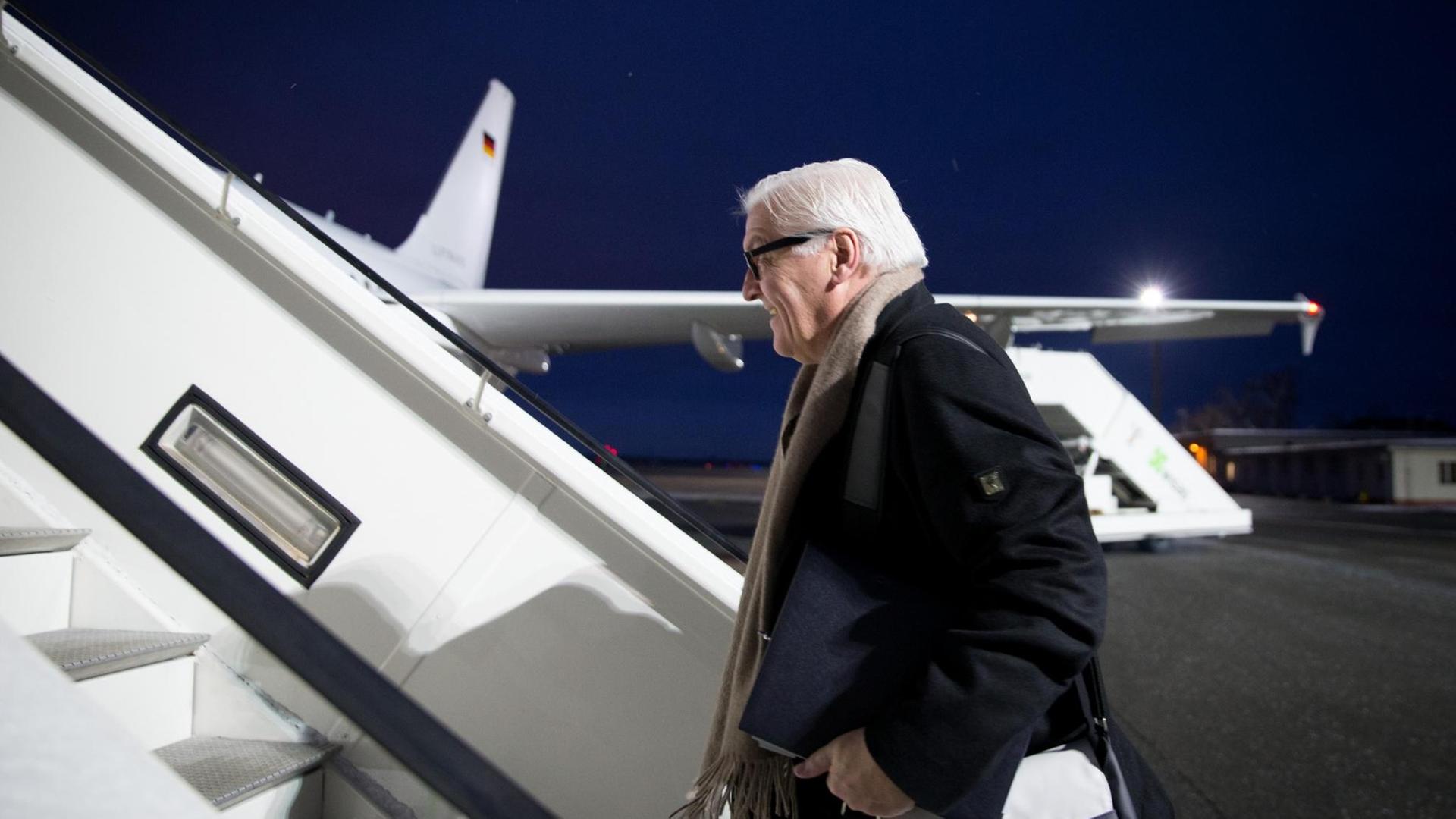 Frank-Walter Steinmeier steigt in ein Flugzeug