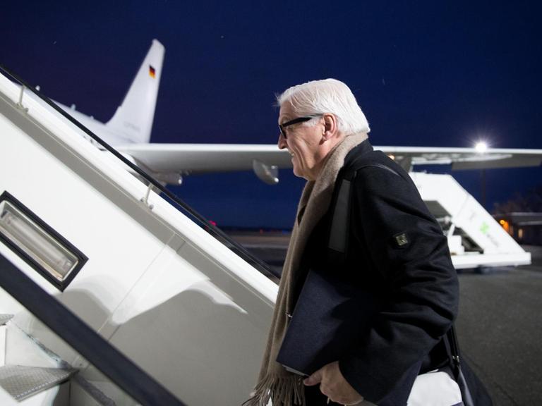 Frank-Walter Steinmeier steigt in ein Flugzeug