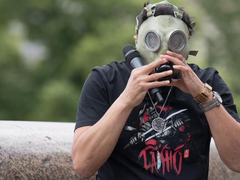 Attila Hildmann, Kochbuchautor und Anti-Corona-Aktivist, spricht bei einer Demonstration gegen die Corona-Einschränkungen im Lustgarten und setzt sich eine ABC-Schutzmaske auf.