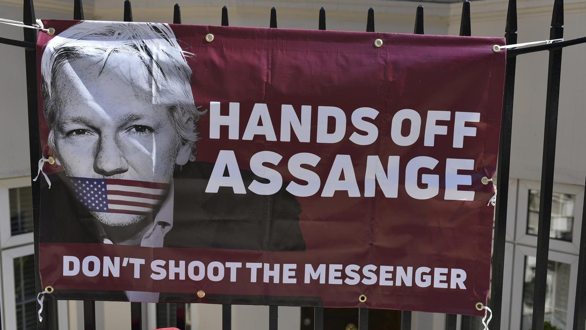Ein Plakat mit dem Konterfei Julien Assanges fordert seine Freilassung Ein Plakat mit dem Konterfei Julien Assanges fordert seine Freilassung