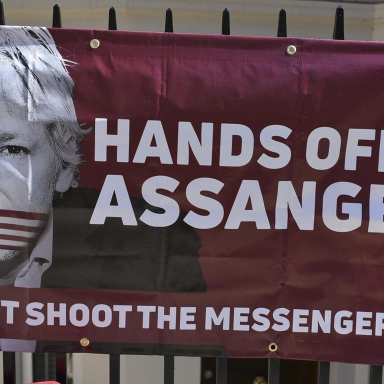 Ein Plakat mit dem Konterfei Julien Assanges fordert seine Freilassung 