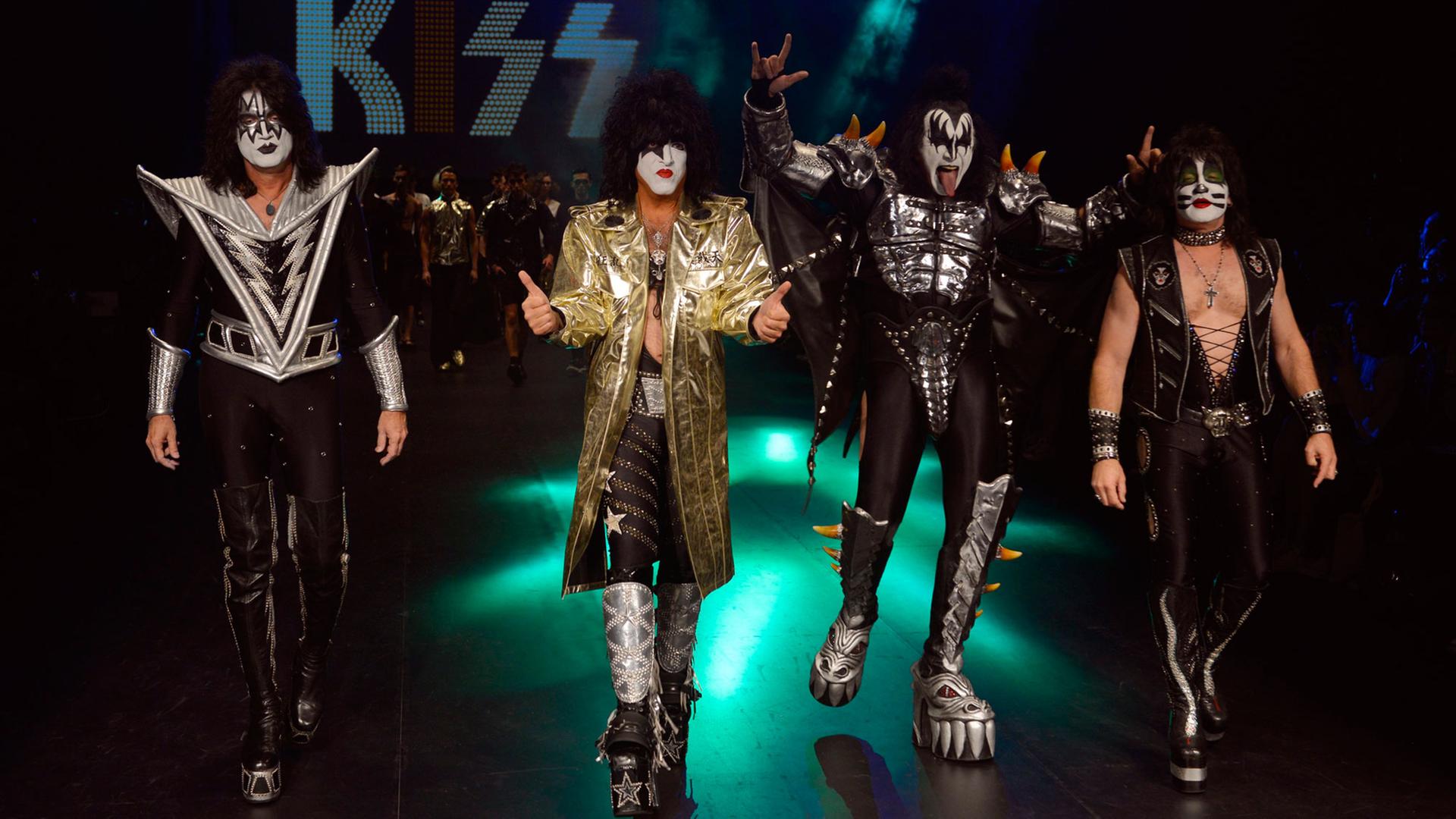 Die US-Band Kiss auf dem Laufsteg der Mercedes Benz Fashion Week in Tokio, aufgenommen am 17.10.2013 Die US-Band Kiss auf dem Laufsteg der Mercedes Benz Fashion Week in Tokio, aufgenommen am 17.10.2013