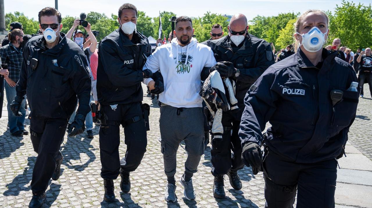 Attila Hildmann wird bei einer Demonstration in Berlin von Polizisten abgeführt
