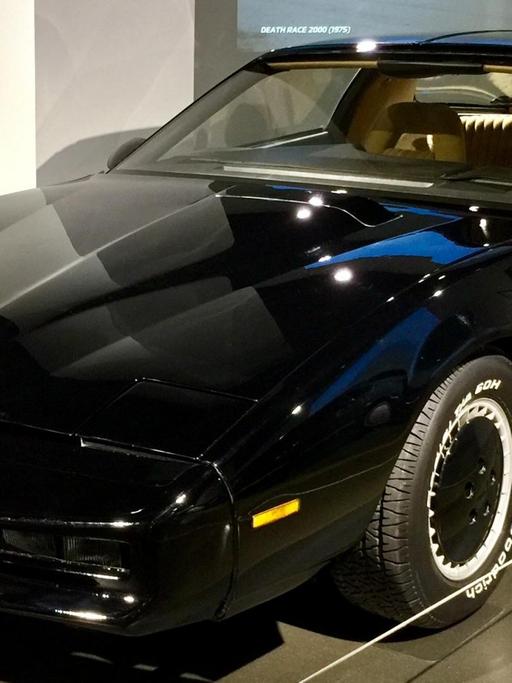 Das Auto, das als K.I.T.T. aus der Serie Knight Rider bekannt ist, ist der Ausstellung "Hollywood Dream Machines: Vehicles of Science Fiction and Fantasy" im Petersen Automotive Museum in Los Angeles zu sehen.