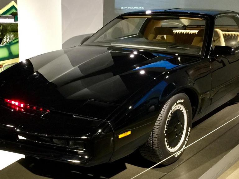 Das Auto, das als K.I.T.T. aus der Serie Knight Rider bekannt ist, ist der Ausstellung "Hollywood Dream Machines: Vehicles of Science Fiction and Fantasy" im Petersen Automotive Museum in Los Angeles zu sehen.