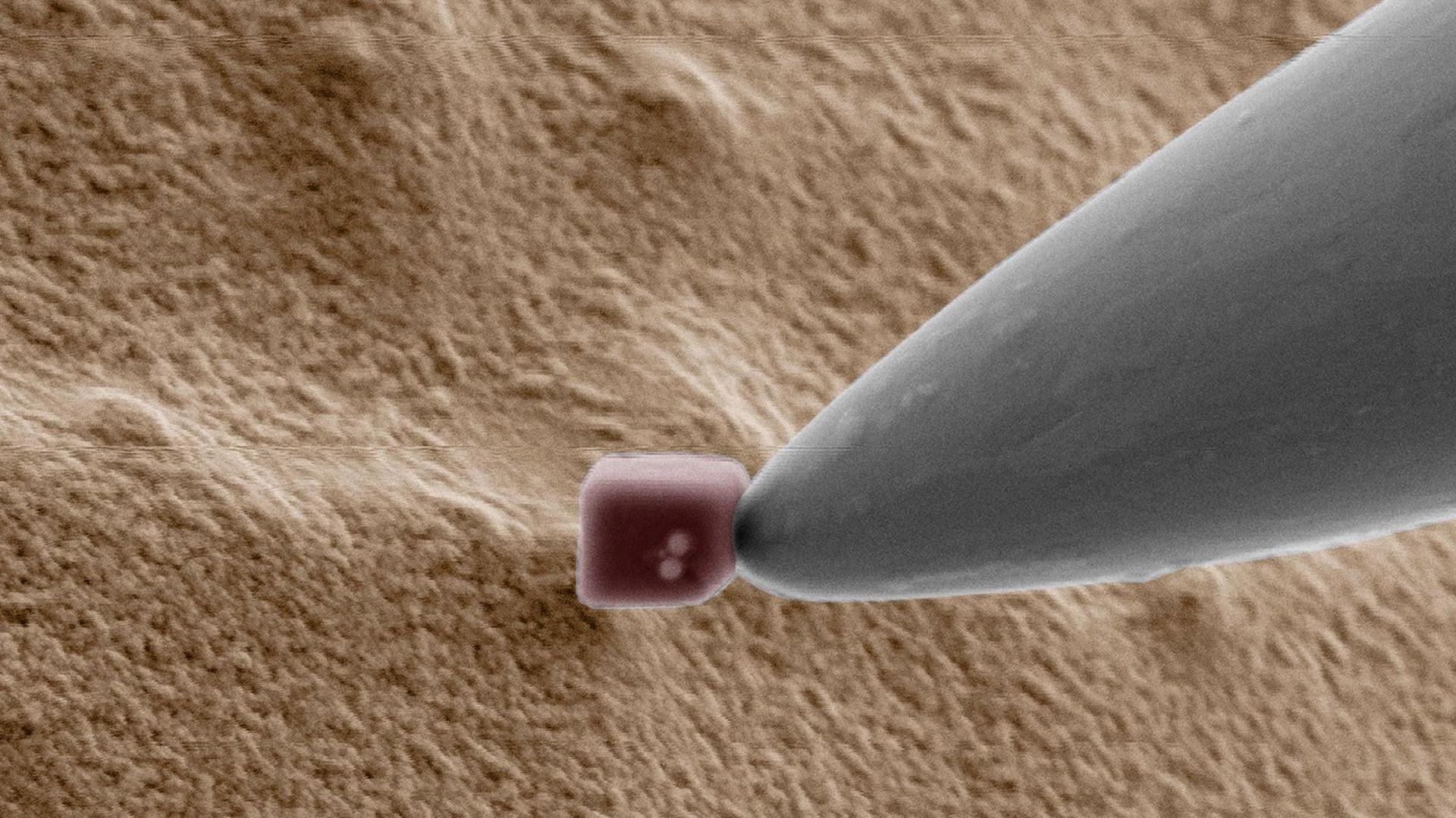 Wissenschaftler der TU Braunschweig formen einen Nanopartikel