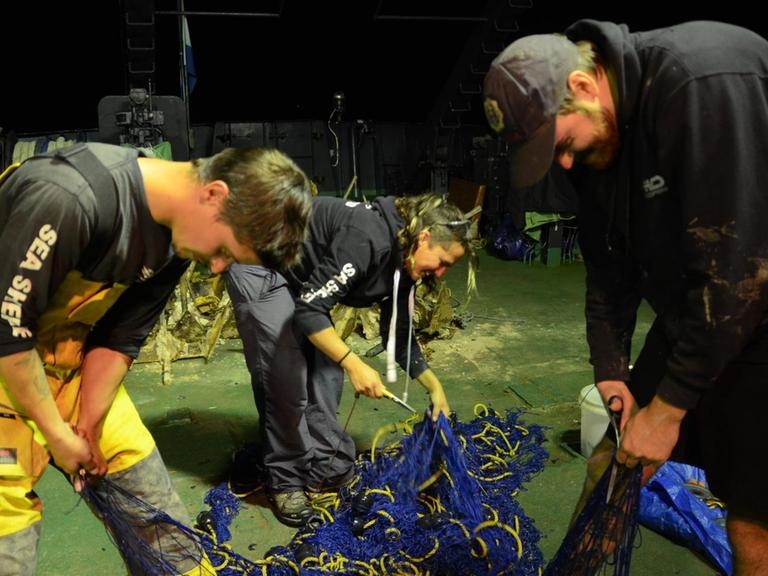 Die Sea-Shepherd-Besatzung zerschneidet illegal ausgelegte Netze.