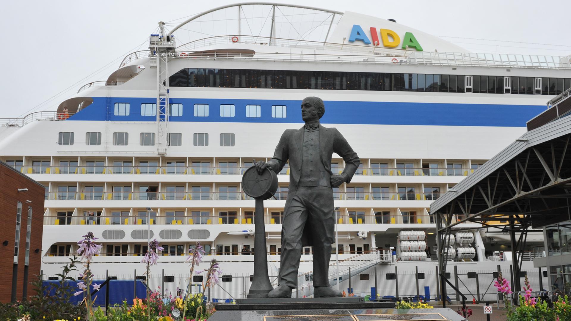 Die Statue vom kanadischen Reder Samuel Cunard im Hafen von Halifax, Kanada.