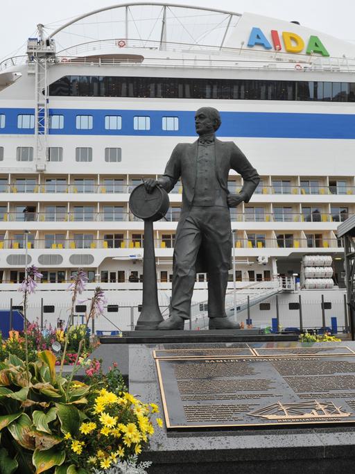 Die Statue vom kanadischen Reder Samuel Cunard im Hafen von Halifax, Kanada.