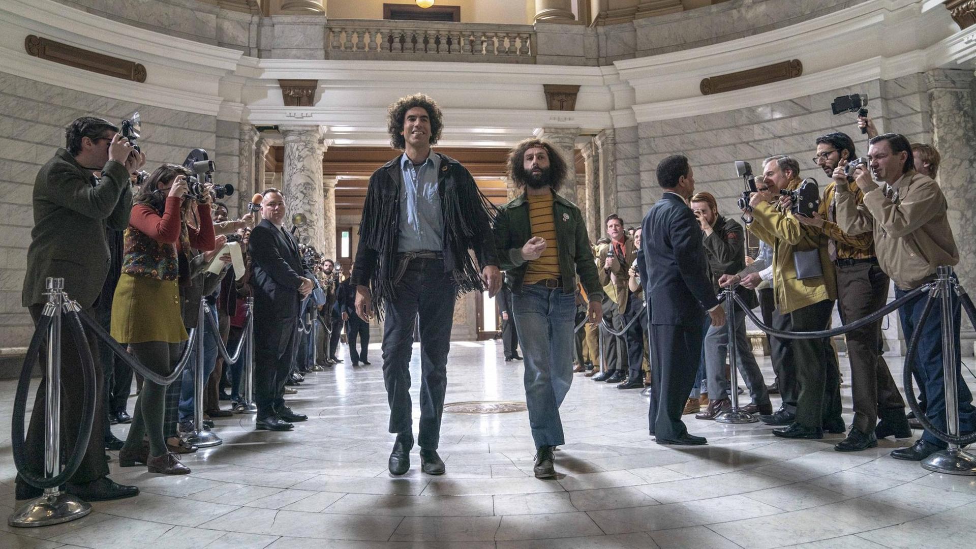 Sacha Baron Cohen als Abbie Hoffmann (links) und Jeremy Strong als Jerry Rubin in dem Film "The Trial of the Chicago 7"